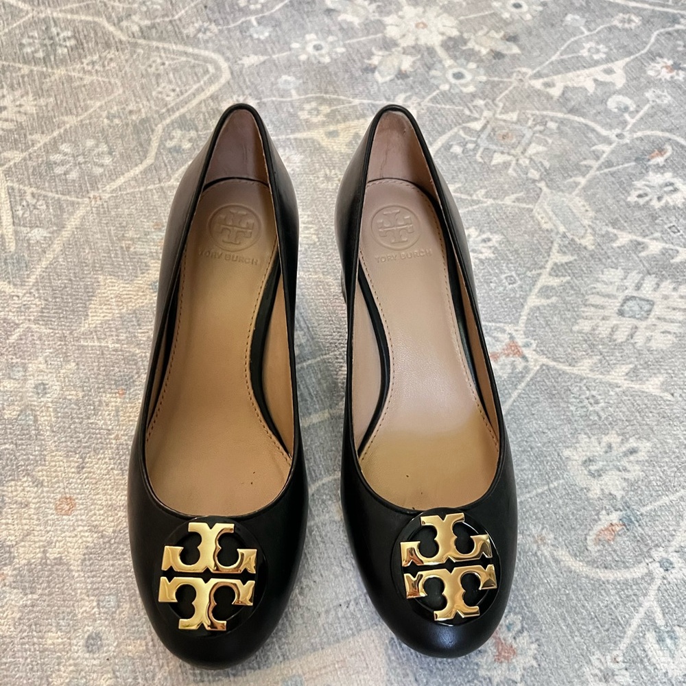 Tory Burch logo pumps